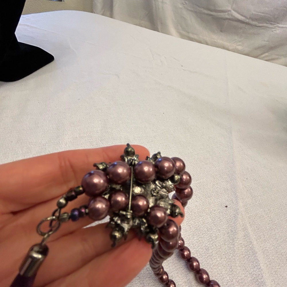 Vintage Faux Pearl Necklace with Brooch in Mauve. - Picture 3 of 5